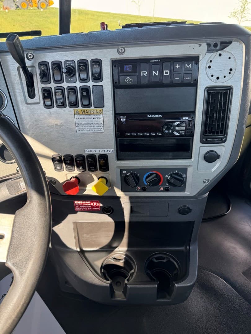 2018 Mack Pinnacle in Carroll, IA — photo 16